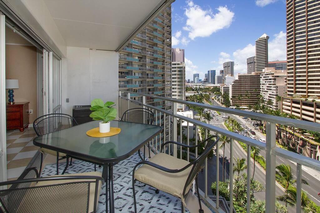 Resort Life At A Low Price- Ilikai Hotel Honolulu Exterior foto