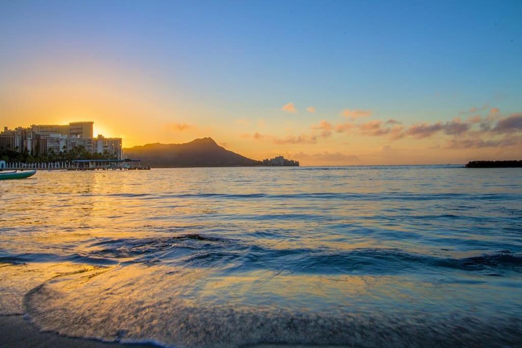 Resort Life At A Low Price- Ilikai Hotel Honolulu Exterior foto